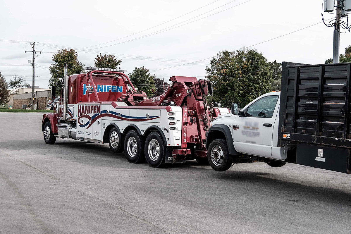 Hanifen-heavy-wrecker-towing Heavy duty towing in Des Moines: Hanifen heavy wrecker towing a semi tractor